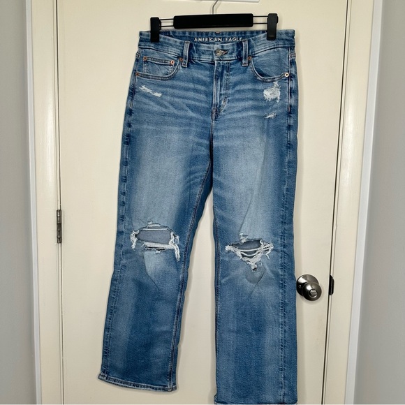 American Eagle Stretch Curvy Ripped Jeans in Medium Destroy Short Inseam - Picture 2 of 8